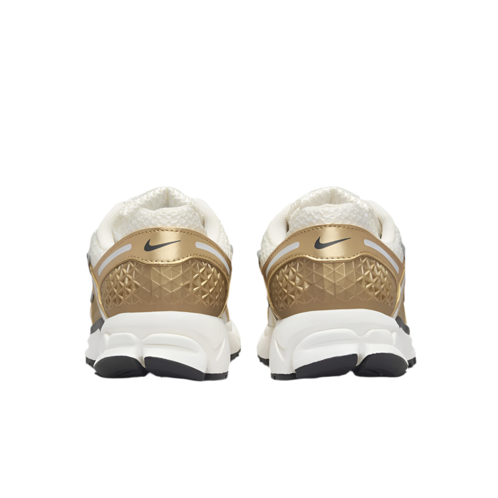 حذاء نايكي فوميرو 5 'أبيض كريمي/ذهبي معدني'