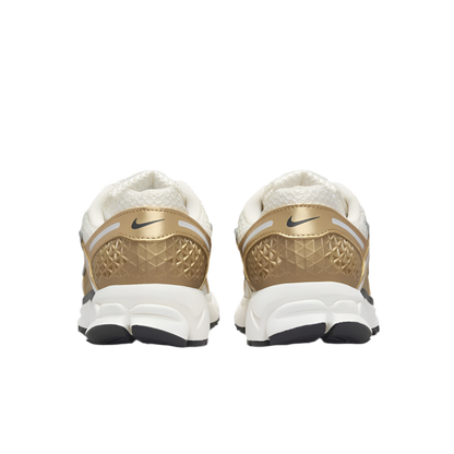 حذاء نايكي فوميرو 5 'أبيض كريمي/ذهبي معدني'